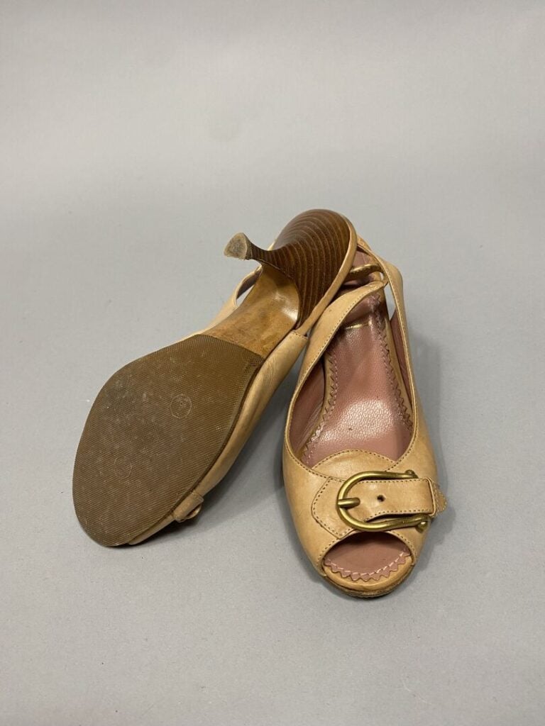Yves SAINT LAURENT - Lot de deux paires comprenant : - - Paire de sandales à ta…