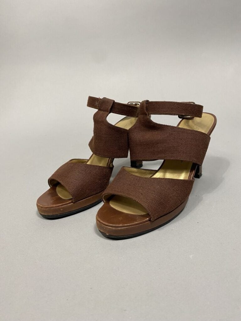 Yves SAINT LAURENT - Lot de deux paires comprenant : - - Paire de sandales à ta…