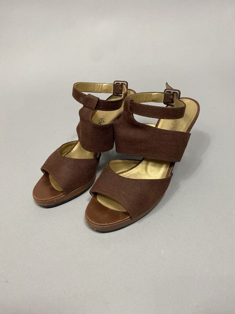 Yves SAINT LAURENT - Lot de deux paires comprenant : - - Paire de sandales à ta…
