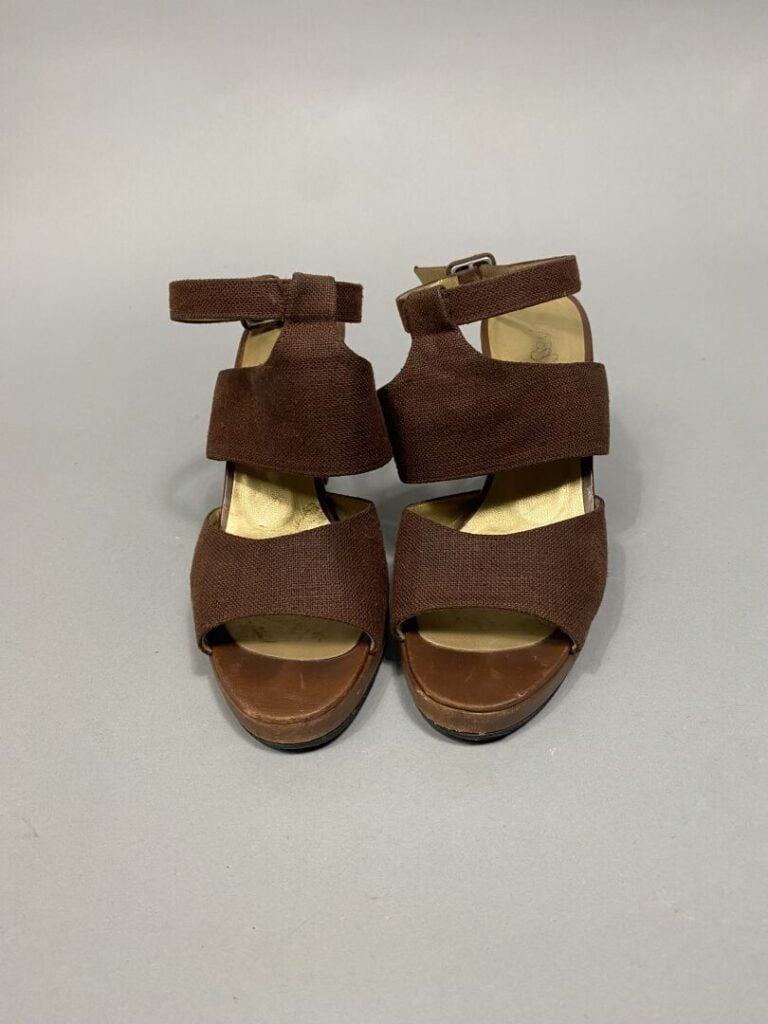 Yves SAINT LAURENT - Lot de deux paires comprenant : - - Paire de sandales à ta…