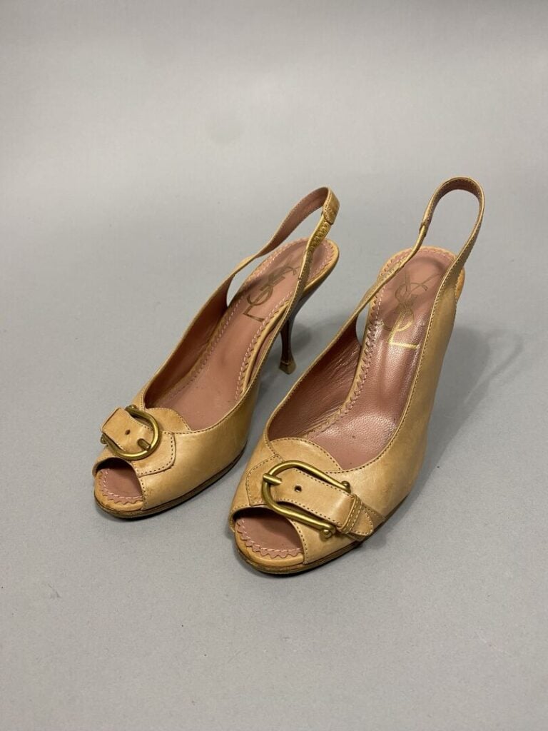 Yves SAINT LAURENT - Lot de deux paires comprenant : - - Paire de sandales à ta…