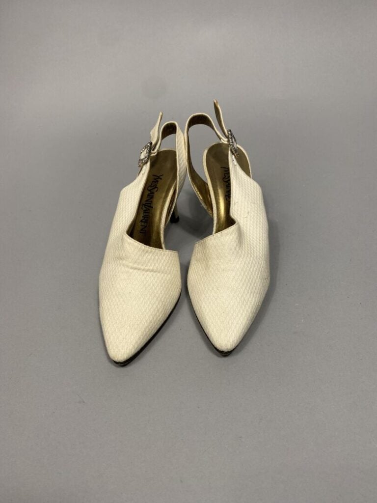 Yves SAINT LAURENT - Paire d'escarpins à talons en tissu dans les tons ivoire,…