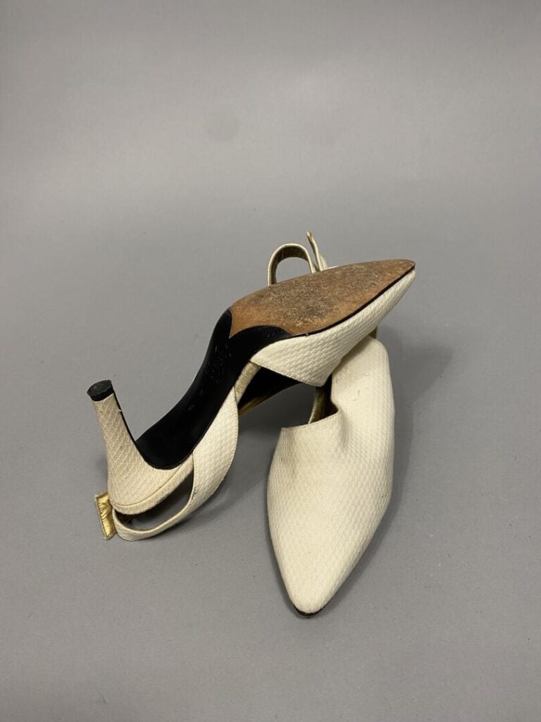 Yves SAINT LAURENT - Paire d'escarpins à talons en tissu dans les tons ivoire,…