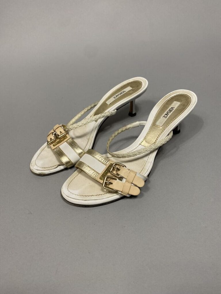 Yves SAINT LAURENT - Paire d'escarpins à talons en tissu dans les tons ivoire,…