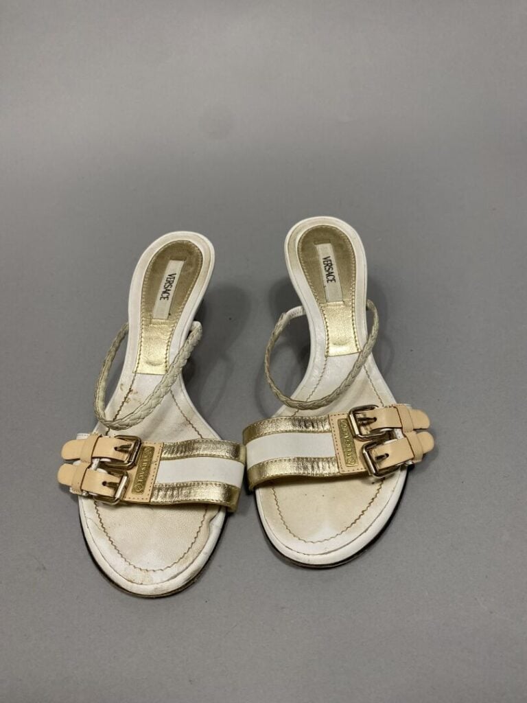 Yves SAINT LAURENT - Paire d'escarpins à talons en tissu dans les tons ivoire,…