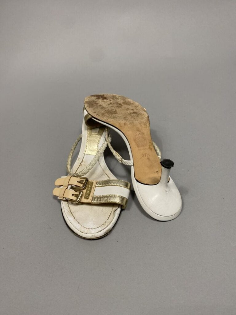 Yves SAINT LAURENT - Paire d'escarpins à talons en tissu dans les tons ivoire,…