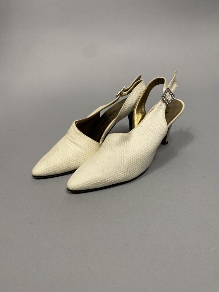 Yves SAINT LAURENT - Paire d'escarpins à talons en tissu dans les tons ivoire,…