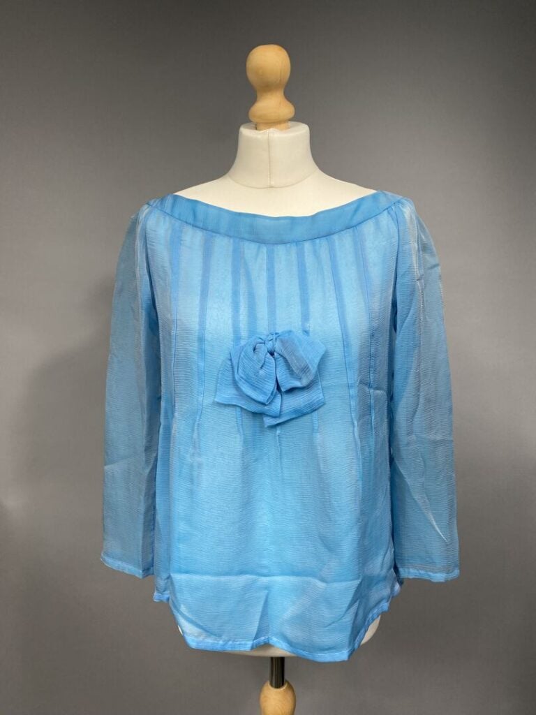 Yves SAINT LAURENT rive gauche - Blouse en soie à manches longues dans les tons…