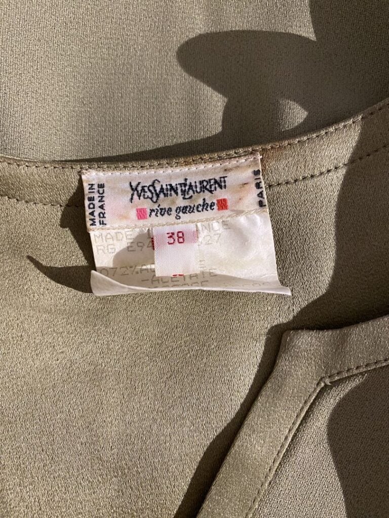 Yves SAINT LAURENT rive gauche - Blouse sans manche à encolure en V dans les to…