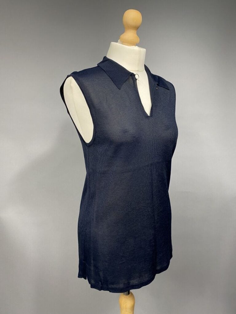 Yves SAINT LAURENT rive gauche - Blouse sans manches en maille dans les tons bl…