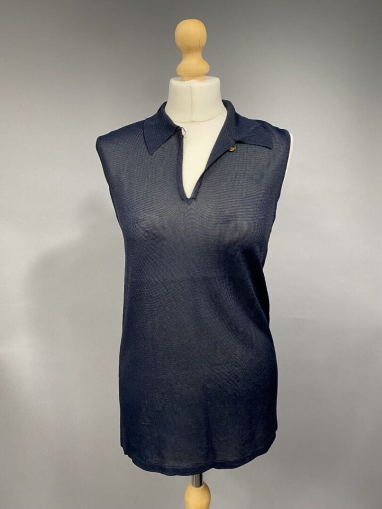 Yves SAINT LAURENT rive gauche - Blouse sans manches en maille dans les tons bl…