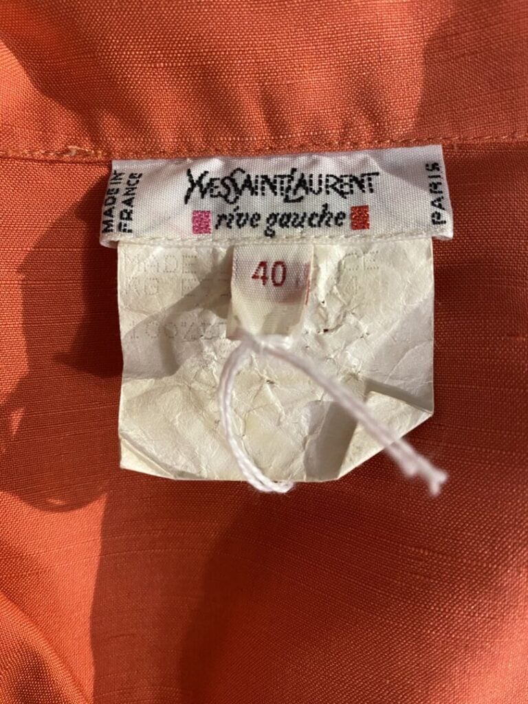 Yves SAINT LAURENT rive gauche - Chemisier en soie à manches longues et large c…