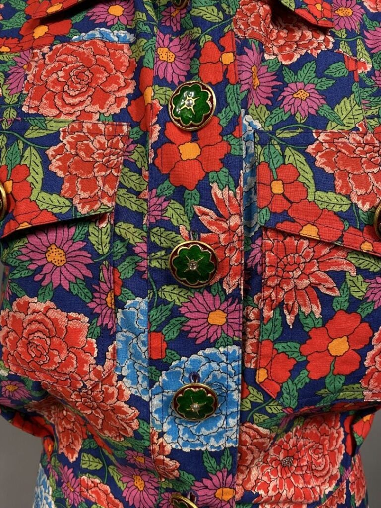Yves SAINT LAURENT rive gauche - Chemisier sans manche à riche décor floral, de…