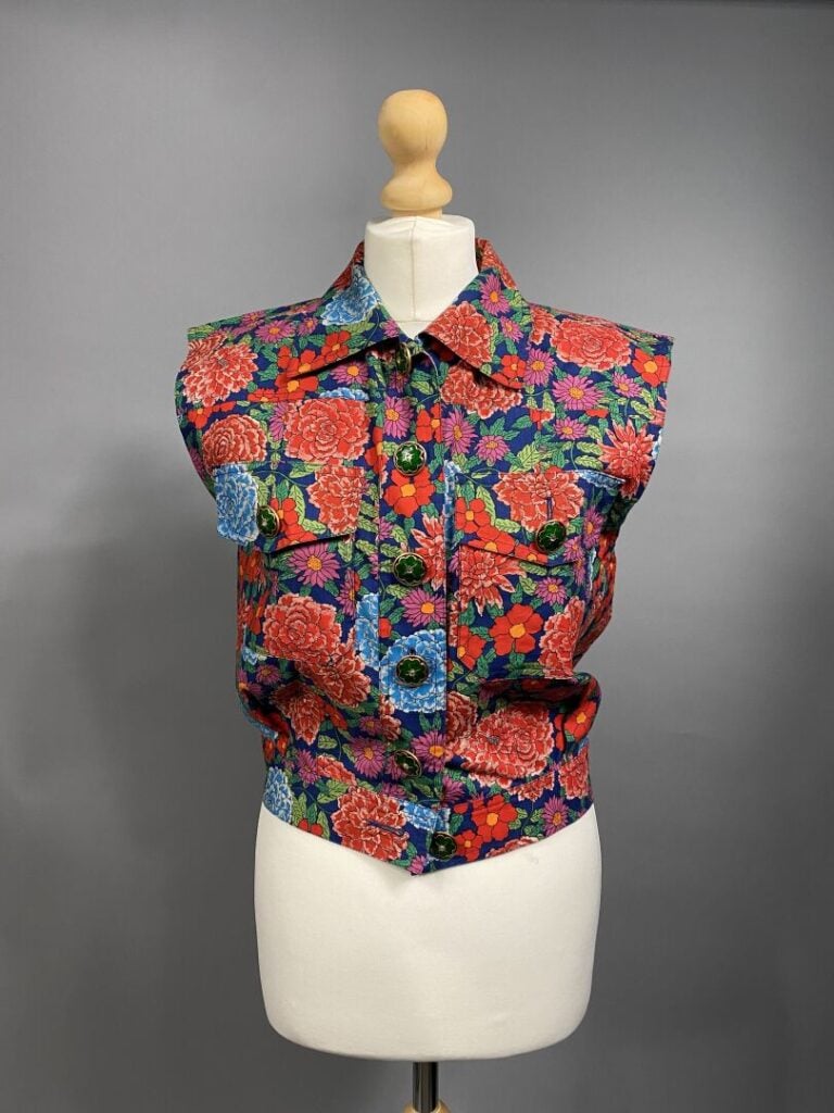 Yves SAINT LAURENT rive gauche - Chemisier sans manche à riche décor floral, de…