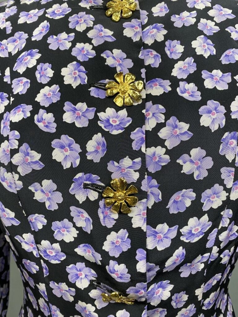 Yves SAINT LAURENT rive gauche - Tailleur en soie comprenant une veste et une j…