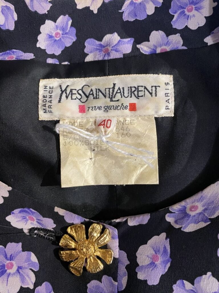 Yves SAINT LAURENT rive gauche - Tailleur en soie comprenant une veste et une j…