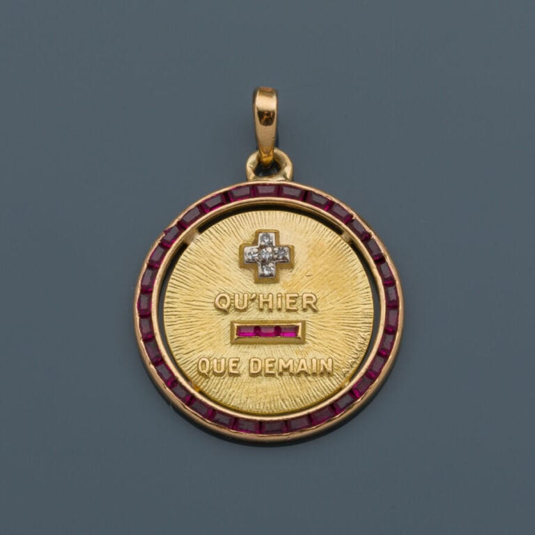 A. AUGIS - PENDENTIF en or jaune (750‰) ciselé à motifs rayonnants, serti de di…