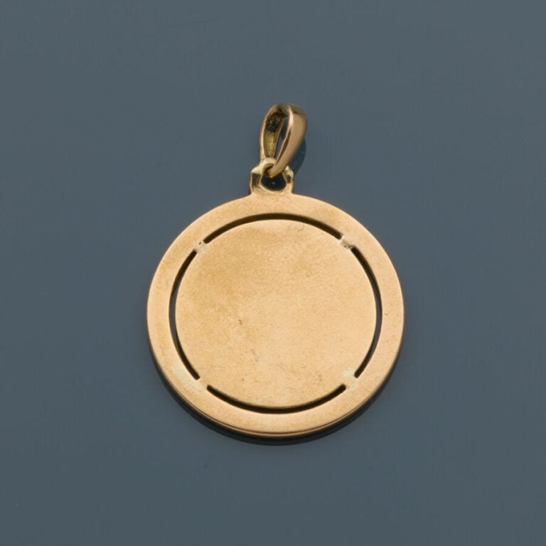 A. AUGIS - PENDENTIF en or jaune (750‰) ciselé à motifs rayonnants, serti de di…