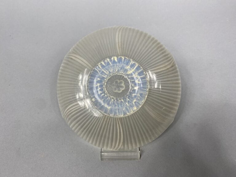 A VERLYS France - Coupe "Fleur" en verre opalescent laiteux - Signée - D: 13,5…