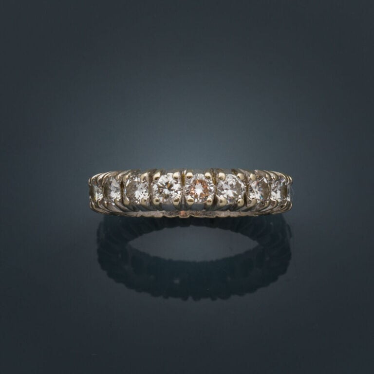 ALLIANCE en or gris (750‰) serti de diamants taille brillant. - Doigt : 49-50.…