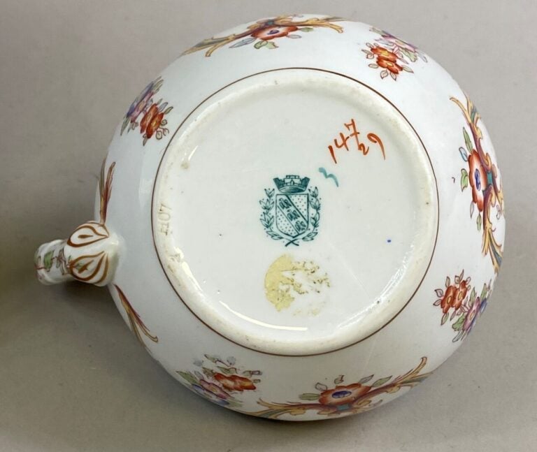 Assiette en céramique à décor polychrome de pivoines, croisillons et rinceaux f…