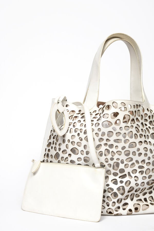 Azzedine ALAIA - Sac cabas «Frida» en cuir perforé blanc, double poignée porté…