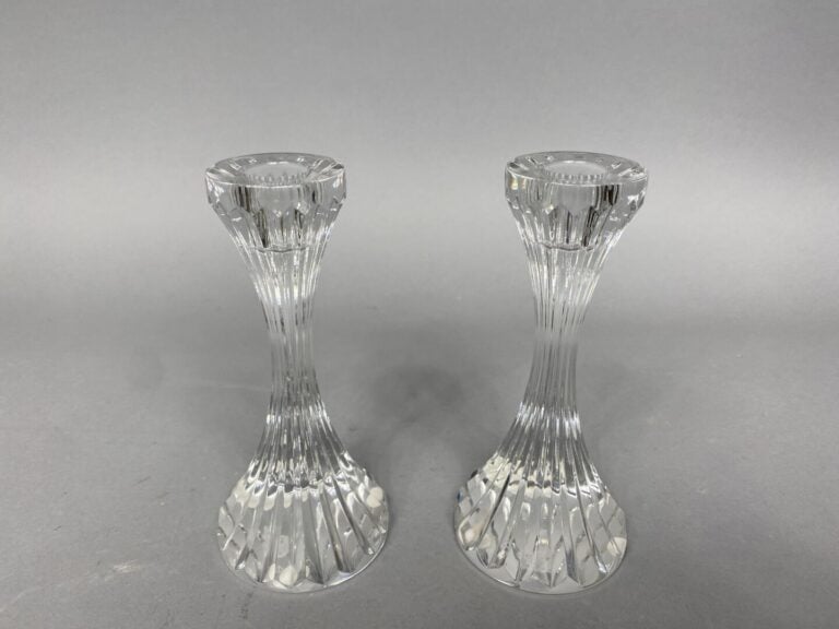 BACCARAT - Paire de bougeoirs en cristal taillé à pied évasé - Marque au dessou…