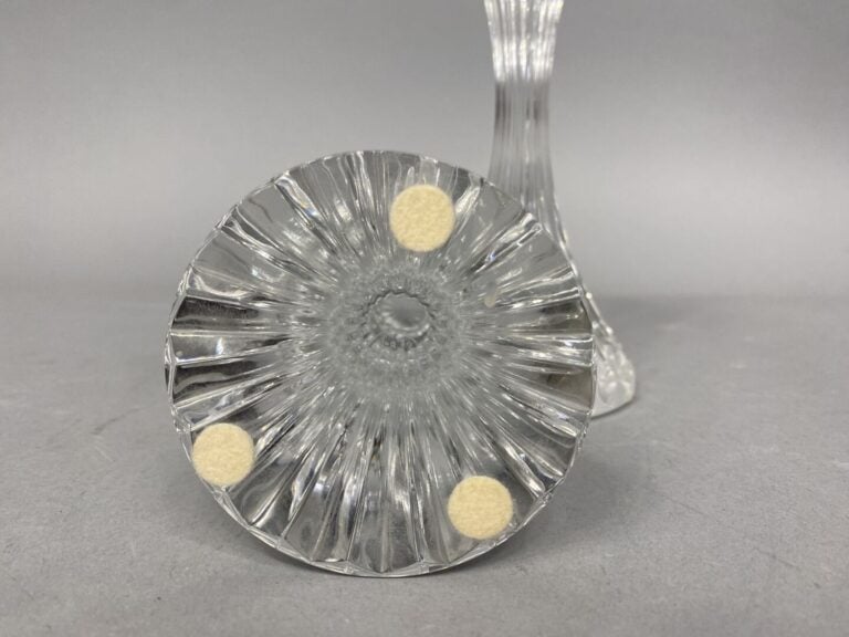 BACCARAT - Paire de bougeoirs en cristal taillé à pied évasé - Marque au dessou…
