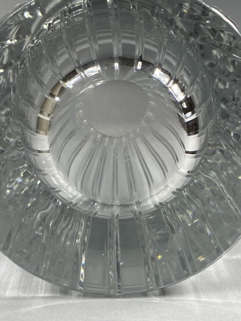 BACCARAT - Vase en cristal à décor strié - Signé - H: 30 cm - On joint un vase…