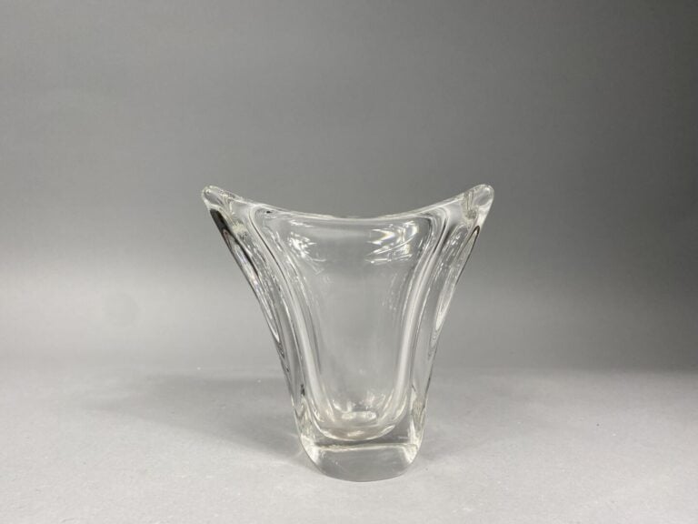 BACCARAT - Vase en cristal à décor strié - Signé - H: 30 cm - On joint un vase…
