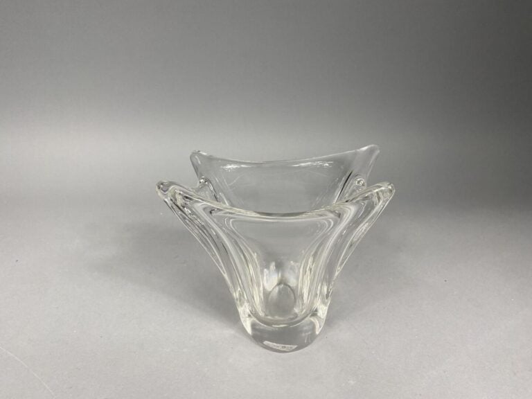 BACCARAT - Vase en cristal à décor strié - Signé - H: 30 cm - On joint un vase…