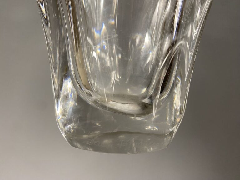 BACCARAT - Vase en cristal à décor strié - Signé - H: 30 cm - On joint un vase…