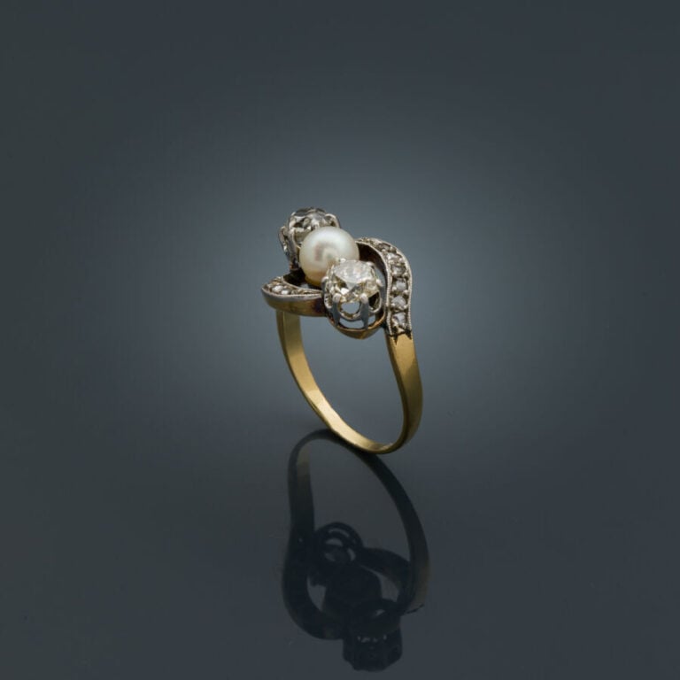 BAGUE ajourée sinueuse en platine (min. 800‰) et or jaune (750‰) centrée d'une…
