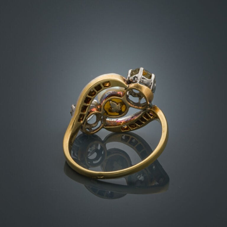 BAGUE ajourée sinueuse en platine (min. 800‰) et or jaune (750‰) centrée d'une…