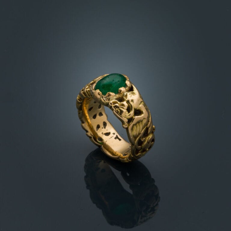 BAGUE "bandeau" en or jaune (750‰) ajouré, à décors de dragons et volutes, cent…