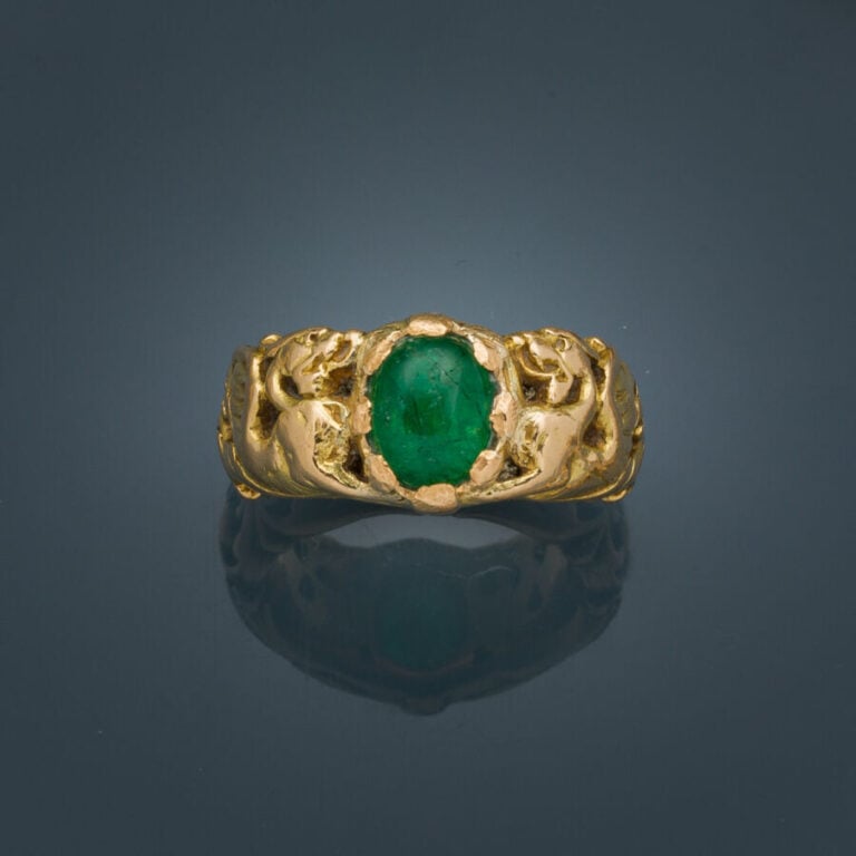 BAGUE "bandeau" en or jaune (750‰) ajouré, à décors de dragons et volutes, cent…