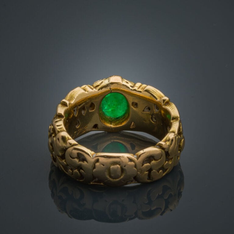 BAGUE "bandeau" en or jaune (750‰) ajouré, à décors de dragons et volutes, cent…