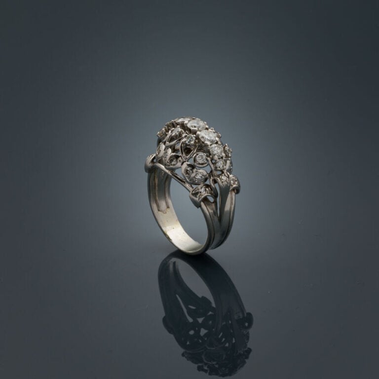 BAGUE bombée en platine (950‰) ajouré, serti de diamants taille brillant en lég…