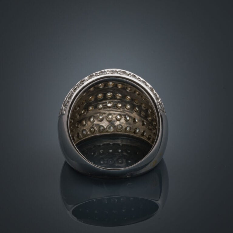 BAGUE "boule" en or gris (750‰) bombé, serti de huit alignements de diamants ta…
