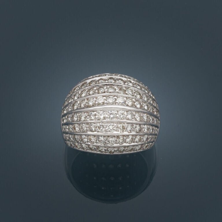 BAGUE "boule" en or gris (750‰) bombé, serti de huit alignements de diamants ta…