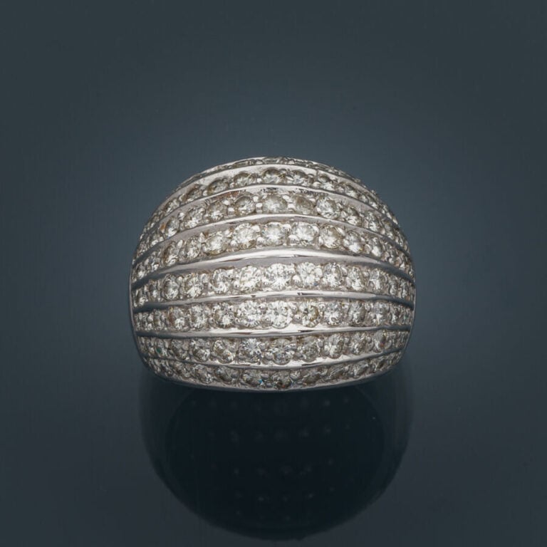 BAGUE "boule" en or jaune (750‰) pavé de diamants taille brillant. - Poids appr…