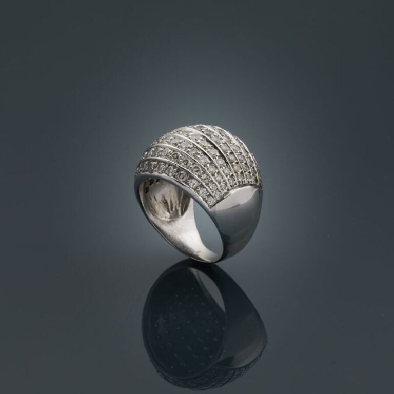 BAGUE "boule" en or jaune (750‰) pavé de diamants taille brillant. - Poids appr…