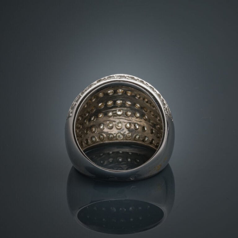 BAGUE "boule" en or jaune (750‰) pavé de diamants taille brillant. - Poids appr…