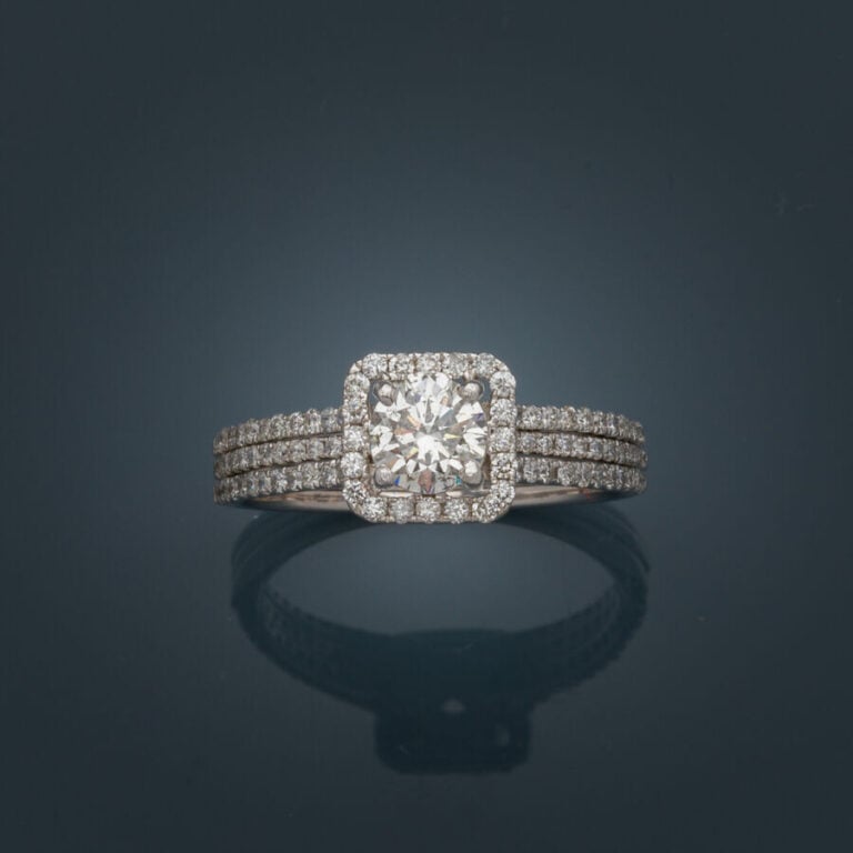 BAGUE carrée en or gris (585‰) 14 carats serti d'un diamant central taille bril…