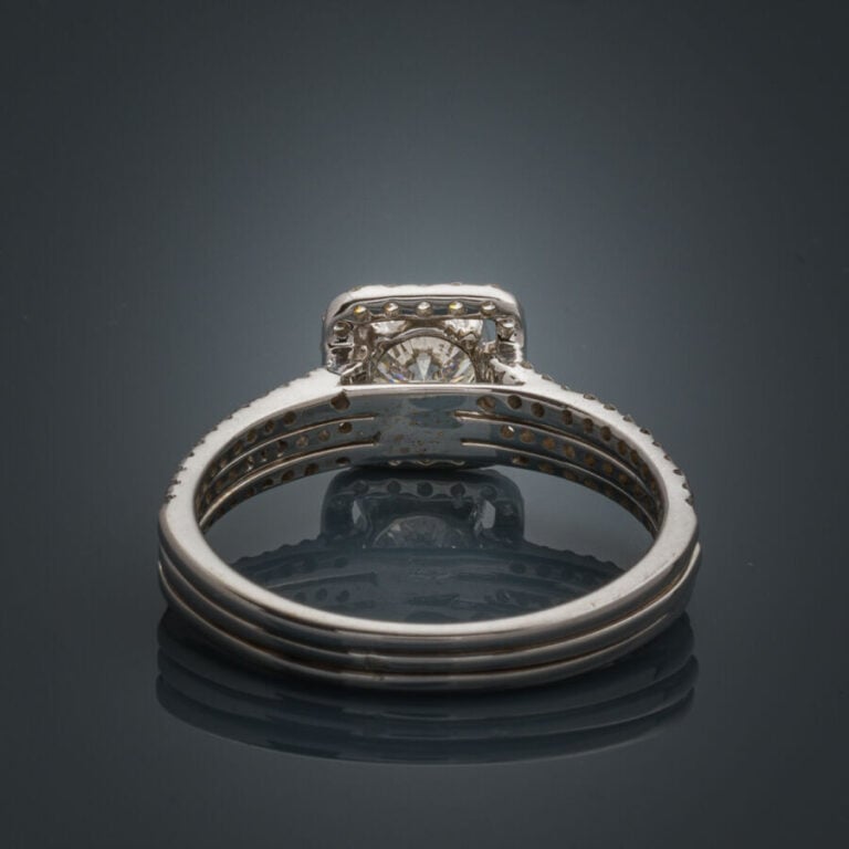 BAGUE carrée en or gris (585‰) 14 carats serti d'un diamant central taille bril…