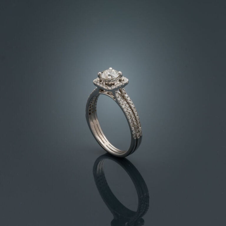 BAGUE carrée en or gris (585‰) 14 carats serti d'un diamant central taille bril…