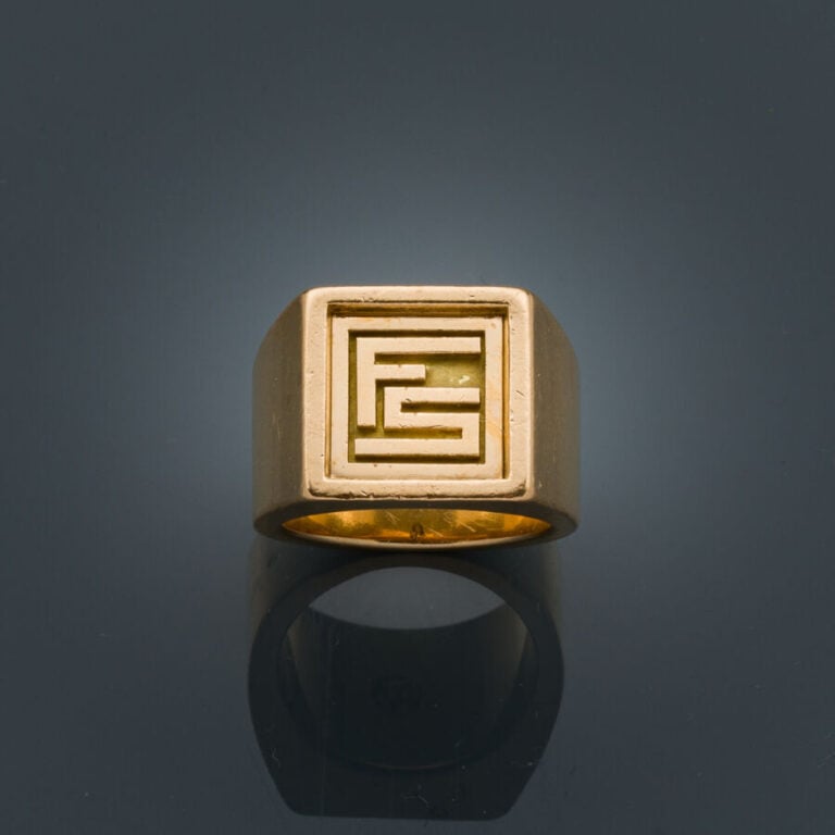 BAGUE "chevalière" carrée en or jaune (750‰) monogrammé "FS". - Travail françai…