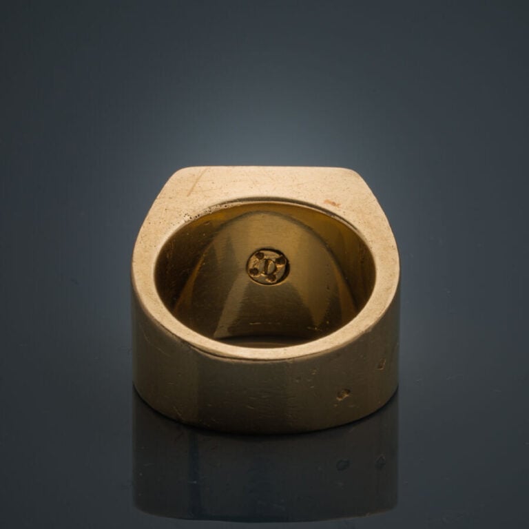 BAGUE "chevalière" carrée en or jaune (750‰) monogrammé "FS". - Travail françai…