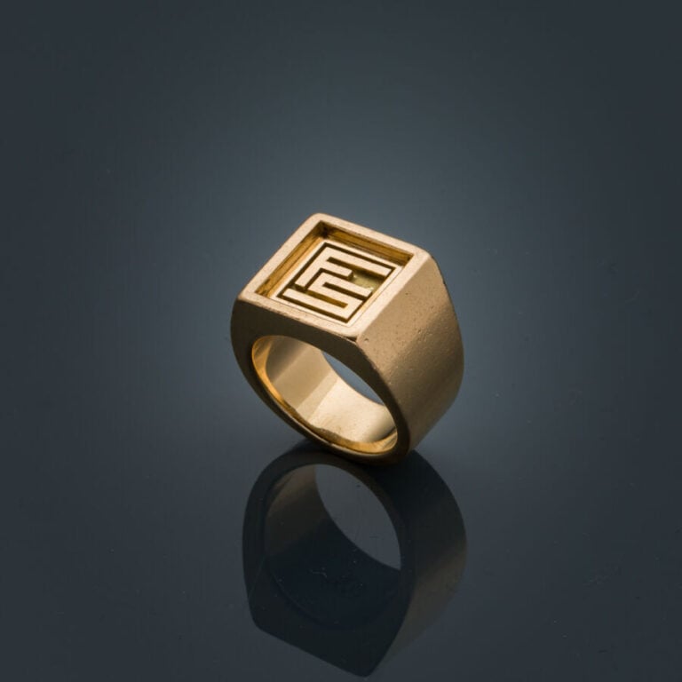 BAGUE "chevalière" carrée en or jaune (750‰) monogrammé "FS". - Travail françai…