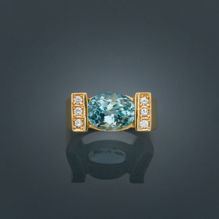 BAGUE chevalière en or jaune (750‰) serti d'une aigue-marine de forme ovale et…